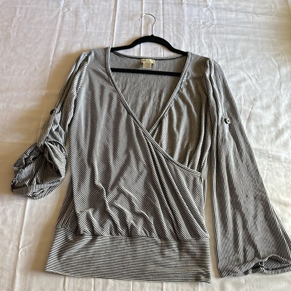 S Line Black & White Stripe V Neck Wrap Convertible Sleeve Top Size Medium